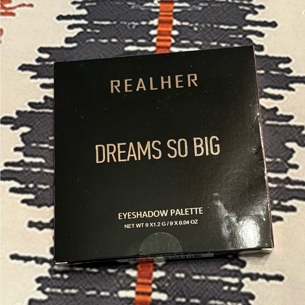 RealHer Dreams So Big Eyeshadow Palette - Black